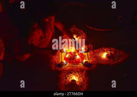 Guwahati, Guwahati, Inde. 12 novembre 2023. Une femme allume des lampes en terre pendant la célébration de Diwali, fête de la lumière à Guwahati Assam Inde le dimanche 12 novembre 2023.photo-DASARATH DEKA (crédit image : © Dasarath Deka/ZUMA Press Wire) USAGE ÉDITORIAL SEULEMENT! Non destiné à UN USAGE commercial ! Banque D'Images