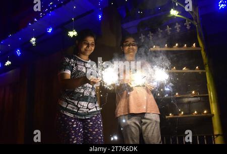 Guwahati, Guwahati, Inde. 12 novembre 2023. Les filles célèbrent Diwali, fête de la lumière à Guwahati Assam Inde le dimanche 12 novembre 2023.photo-DASARATH DEKA (crédit image : © Dasarath Deka/ZUMA Press Wire) USAGE ÉDITORIAL SEULEMENT! Non destiné à UN USAGE commercial ! Banque D'Images