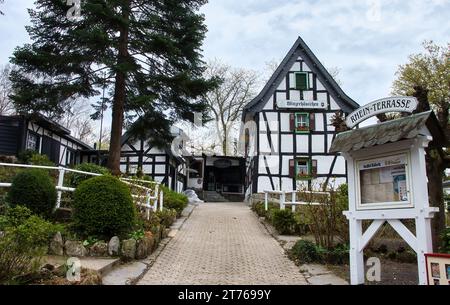 Konigswinter, Allemagne - 16 avril 2021 : Bâtiment blanc avec un restaurant sur une colline menant à Drachenburg, un château à Konigswinter, sur un sp. Nuageux Banque D'Images