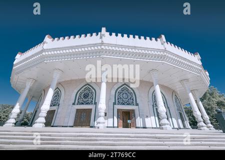 Vue de dessous du Musée Amir Timur est dédié au seigneur de guerre mongol Amir Timur Tamerlan à Tachkent, Ouzbékistan Banque D'Images