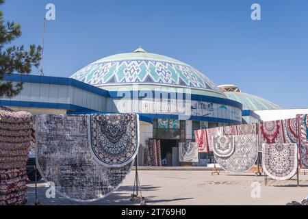 Tapis à Tachkent Chorsu bazar ou Eski Juva bazar - l'un des principaux monuments de la ville. La traduction du mot écrit en langue ouzbek ci-dessus Th Banque D'Images