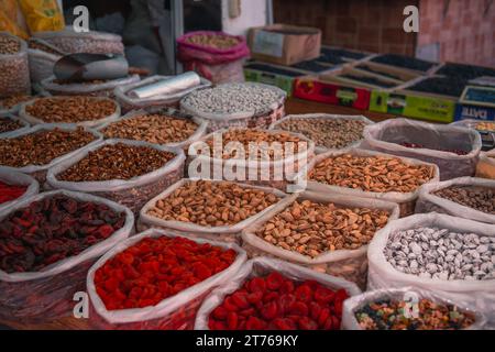 Produits alimentaires séchés vendus au Chorsu Bazaar à Tachkent, Ouzbékistan. Mise au point sélective, arrière-plan Banque D'Images