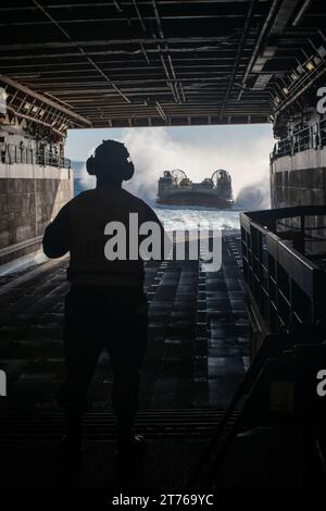 Un vaisseau de débarquement de l'US Navy, Air Cushion 58 attaché à l'unité d'assaut 5, se prépare à entrer dans le pont du quai de transport amphibie USS Somerset (LPD 25) dans l'océan Pacifique tout en transportant du personnel et de l'équipement de la 15th Marine Expeditionary Unit, le 10 novembre 2023. Le 15th MEU est actuellement embarqué à bord du Boxer Amphibious Ready Group menant des opérations de formation et de routine intégrées dans la 3rd Fleet américaine. (Photo du corps des Marines des États-Unis par le sergent Patrick Katz) Banque D'Images