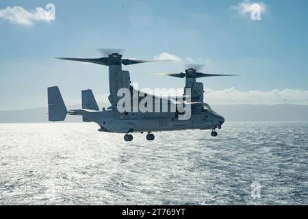 Un US Marine corps MV-22B Osprey attaché au Marine Medium Tiltrotor Squadron (VMM) 165 (renforcé), 15th Marine Expeditionary Unit, survole le pont du navire d'assaut amphibie USS Boxer (LHD 4) lors d'opérations aériennes de routine dans l'océan Pacifique, le 7 novembre 2023. Le 15th MEU est actuellement embarqué à bord du Boxer Amphibious Ready Group menant des opérations de formation et de routine intégrées dans la 3rd Fleet américaine. (Photo du corps des Marines des États-Unis par le caporal Joseph Helms) Banque D'Images