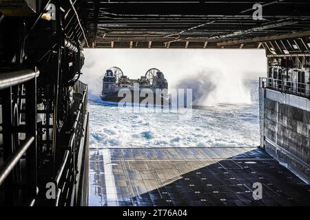 L'US Navy Landing Craft, Air Cushion 58 attaché à l'Assault Craft Unit 5, amène le personnel et l'équipement de la 15th Marine Expeditionary Unit à bord du quai de transport amphibie USS Somerset (LPD 25) dans l'océan Pacifique, le 10 novembre 2023. Le 15th MEU est actuellement embarqué à bord du Boxer Amphibious Ready Group menant des opérations de formation et de routine intégrées dans la 3rd Fleet américaine. (Photo du corps des Marines des États-Unis par le caporal Aidan Hekker) Banque D'Images