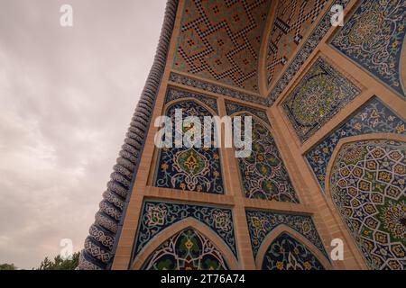 Mur carrelé de Ulugh Beg Madrasa à Samarkand, Ouzbékistan. Vue des détails des décorations extérieures, espace de copie pour le texte Banque D'Images