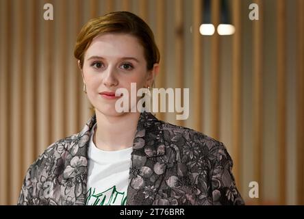 Berlin, Allemagne. 08 novembre 2023. L'actrice Katharina Stark en marge d'une interview dans la salle de rédaction de la dpa. Ils jouent dans la série originale de Disney 'Deutsches Hauss' sur le procès d'Auschwitz de Francfort en 1963. Crédit : Jens Kalaene/dpa/Alamy Live News Banque D'Images