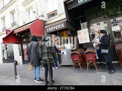 Mornint cue à la Crêperie mon ami rue Joseph de Maistre, Montmartre, Paris, France. Banque D'Images