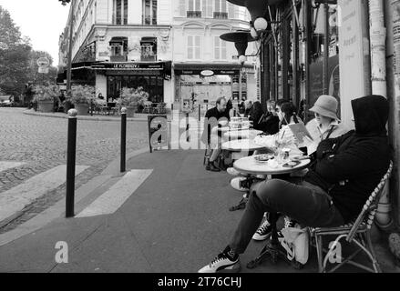 Le vibrant bar-restaurant le progrès à l'angle de la rue des trois Frères rue Yvonne le TAC à Montmartre, Paris, France. Banque D'Images