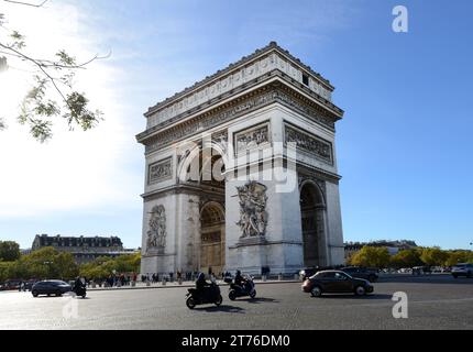 L'Arc de Triomphe vu des champs-Élysées à Paris, France. Banque D'Images