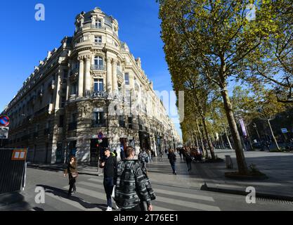 Marcher sur les emblématiques champs-Élysées dans le 8e arrondissement de Paris, France. Banque D'Images