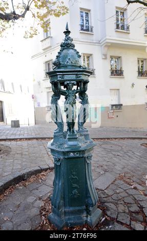 Fontaine Wallace à la place Emile Goudeau à Montmartre, Paris, France. Banque D'Images