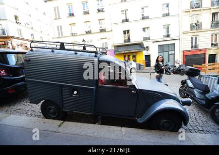 Citroën 2CV des années 1950 à Montmartre, Paris, France. Banque D'Images