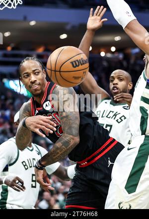 Milwaukee, USA. 13 novembre 2023. DEMAR DeRozan (L) des Chicago Bulls passe le ballon lors du match de saison régulière de la NBA 2023-2024 entre les Milwaukee Bucks et les Chicago Bulls à Milwaukee, aux États-Unis, le 13 novembre 2023. Crédit : Joel Lerner/Xinhua/Alamy Live News Banque D'Images