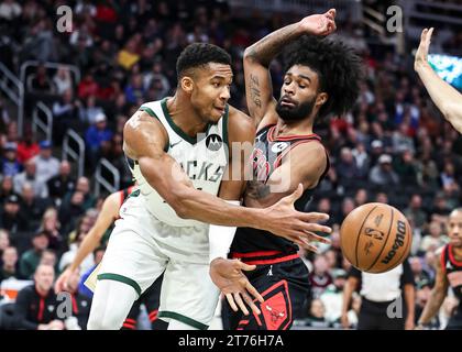 Milwaukee, USA. 13 novembre 2023. Giannis Antetokounmpo (L, devant) des Bucks de Milwaukee passe le ballon lors du match de saison régulière de la NBA 2023-2024 entre les Bucks de Milwaukee et les Bulls de Chicago à Milwaukee, aux États-Unis, le 13 novembre 2023. Crédit : Joel Lerner/Xinhua/Alamy Live News Banque D'Images