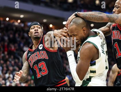 Milwaukee, USA. 13 novembre 2023. Torrey Craig (1e L) des Chicago Bulls affronte Khris Middleton (2e R) des Milwaukee Bucks lors du match de saison régulière 2023-2024 entre Milwaukee Bucks et Chicago Bulls à Milwaukee, aux États-Unis, le 13 novembre 2023. Crédit : Joel Lerner/Xinhua/Alamy Live News Banque D'Images