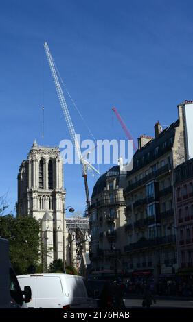 La cathédrale notre-Dame en rénovation vue du centre Pompidou à Paris, France. Banque D'Images