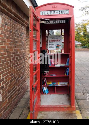 Une vieille cabine téléphonique dans le jardin clos de Kirkleatham servant de bibliothèque où les visiteurs peuvent échanger des livres et des magazines Banque D'Images