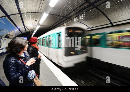 Passagers attendant le métro à la station de métro Concorde à Paris, France. Banque D'Images