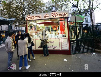 Le populaire Crêperie du Manège, place des Abbesses à Montmartre, Paris, France. Banque D'Images