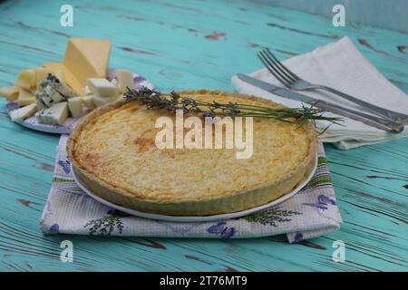 Délicieuse tarte quiche avec quatre garnitures au fromage Banque D'Images