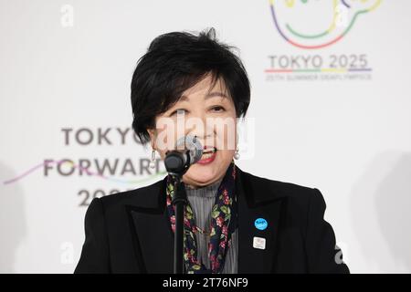 Tokyo, Japon. 14 novembre 2023. Le gouverneur de Tokyo, Yuriko Koike, prend la parole lors de la cérémonie d'ouverture du café Miru à Tokyo. Le concept café temporaire est une initiative pour commémorer les deux ans avant les Deaflympics. Crédit : ZUMA Press, Inc./Alamy Live News Banque D'Images