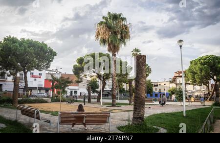 Coucher de soleil avec les rayons du soleil se cachant derrière les arbres dans les rues du village de Navalvillar de Pela. Badajoz. Espagne. Données 5-9-2023 Banque D'Images