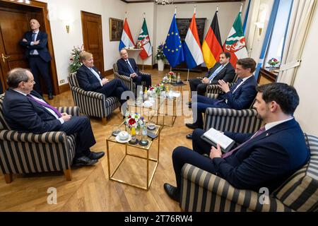 Recklinghausen, Allemagne. 14 novembre 2023. Hendrik Wüst (CDU, 2e à partir de la droite), ministre-président de Rhénanie-du-Nord-Westphalie, en conversation avec le roi Willem-Alexander des pays-Bas (2e à partir de la gauche) au Parkhotel Engelsburg. Le roi Willem-Alexander des pays-Bas et le ministre-président de la NRW, Wüst, visitent diverses entreprises. Crédit : Christoph Reichwein/dpa/Alamy Live News Banque D'Images