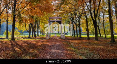Une large photo panoramique de 2:1 de l'automne sur le domaine Ennemaborg à Midwolda, situé dans le nord-est de la province de Groningen, aux pays-Bas. TH Banque D'Images