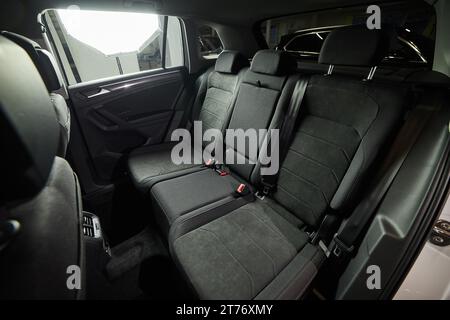 Vinnitsa, Ukraine - 18 février 2021. Volkswagen Tiguan 2021 - présentation du nouveau modèle de voiture dans la salle d'exposition - intérieur à l'intérieur Banque D'Images