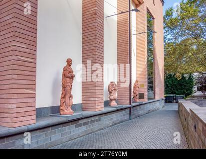 Détail architectural, y compris quelques sculptures historiques vues à Francfort-sur-le-main, une ville de l'État allemand de Hesse Banque D'Images
