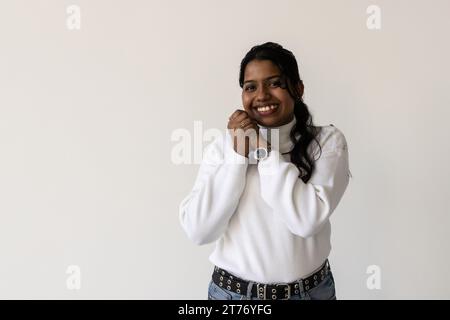 Joyeux jeune asiatique souriant le visage ravi exulte les poings pompons extase fête le succès. oui, geste sur fond gris. Banque D'Images