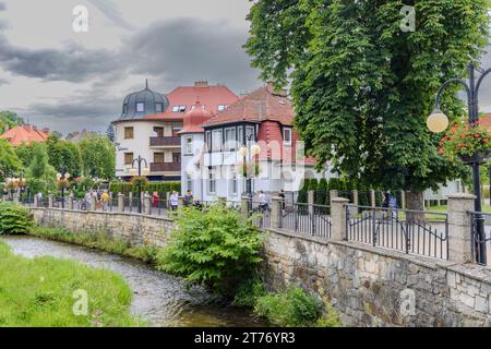 Polanica Zdroj, Pologne, 16 juillet 2023 : centre historique de la ville Polanica Zdroj dans le comté de Klodzko, voïvodie de Basse-Silésie en Pologne occidentale Banque D'Images