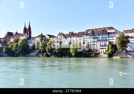 La partie la plus ancienne de la ville de Bâle, le Rhin, la cathédrale et les maisons, certaines empilées sur les autres contre le mur escarpé de la vallée Banque D'Images