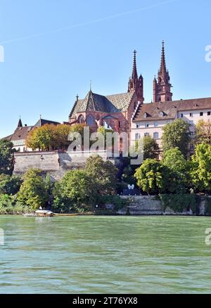 La partie la plus ancienne de la ville de Bâle, le Rhin, la cathédrale et les maisons, certaines empilées sur les autres contre le mur escarpé de la vallée Banque D'Images