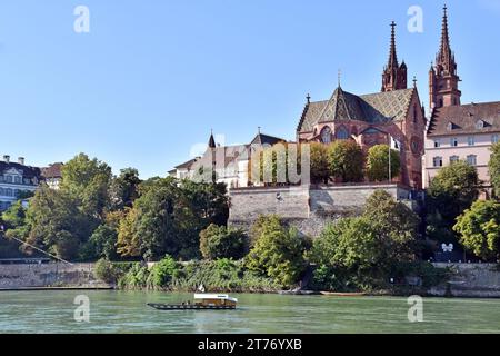 La partie la plus ancienne de la ville de Bâle, le Rhin, la cathédrale et les maisons, certaines empilées sur les autres contre le mur escarpé de la vallée Banque D'Images