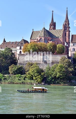 Bâle, Suisse, la partie la plus ancienne de la ville, et la cathédrale avec ferry alimenté par le flux de la rivière Banque D'Images