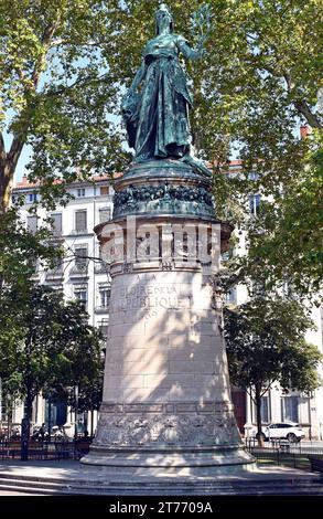 Statue symbolisant la République, construite pour célébrer le centenaire de la révolution française, statue en bronze de Marianne sur un socle en pierre, Lyon France Banque D'Images