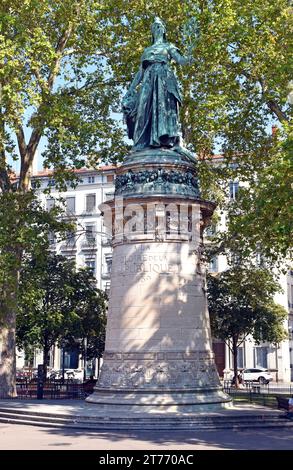 Statue symbolisant la République, construite pour célébrer le centenaire de la révolution française, statue en bronze de Marianne sur un socle en pierre, Lyon France Banque D'Images