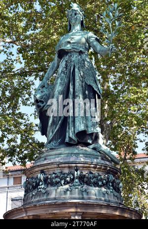 Statue symbolisant la République, construite pour célébrer le centenaire de la révolution française, statue en bronze de Marianne sur un socle en pierre, Lyon France Banque D'Images