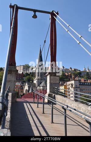 L'église Saint-Georges encadrée par les supports de fer et de pierre du pont suspendu passerelle Paul-Couturier, ou passerelle Saint-Georges Banque D'Images