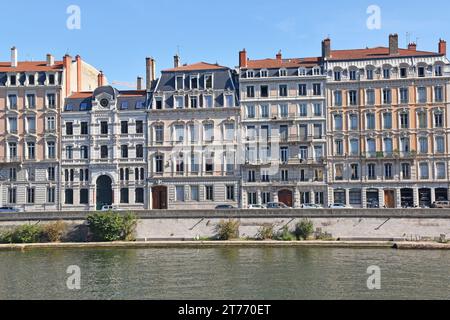 Terrasses d'immeubles sur la rive gauche de la rivière Sâone, qui ont une vue splendide sur le promontoire, la basilique et la vieille ville de Lyon Banque D'Images