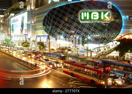 Bangkok, Thaïlande - juin 27 2005 : centre commercial MBK en début de nuit. C'est l'un des centres commerciaux les plus célèbres de Thaïlande. Il est situé à TH Banque D'Images