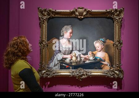 The National Gallery, Londres, Royaume-Uni. 14 novembre 2023. Le peintre suisse Jean-Etienne Liotard et son travail pastel du petit déjeuner familial Lavergne, 1754, est réuni avec sa version à l’huile du même sujet peinte 20 ans après le travail pastel (photo). Exposée pour la dernière fois en 1754, lorsque Liotard a apporté le pastel de Lyon à Londres, et à peine vu en public depuis, cette exposition se déroule du 16 novembre 2023 au 3 mars 2024. Crédit : Malcolm Park/Alamy Live News Banque D'Images