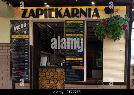 Polanica Zdroj, Pologne, 16 juillet 2023 : Cafetaria pour sandwichs chauds Zapiekanka avec garniture au fromage mushroon et sauce ketchup dans différentes variations. Banque D'Images