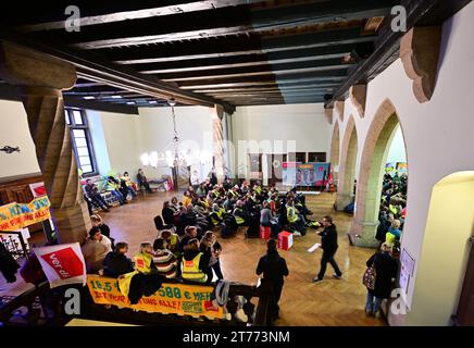 Iéna, Allemagne. 14 novembre 2023. Les employés de la fonction publique se réunissent dans l'hôtel de ville historique pour un événement d'information avant le rallye sur la place du marché. Le syndicat Verdi a appelé à une grève d'avertissement d'une journée dans toute l'Allemagne dans le cadre de la négociation collective dans le secteur public des États fédéraux. Entre autres, l'hôpital universitaire d'Iéna, l'université d'Iéna, l'université des sciences appliquées Ernst Abbe Iéna et le Studierendenwerk Thüringen seront en grève. Crédit : Martin Schutt/dpa/Alamy Live News Banque D'Images