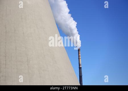 La fumée blanche provient de la cheminée Banque D'Images