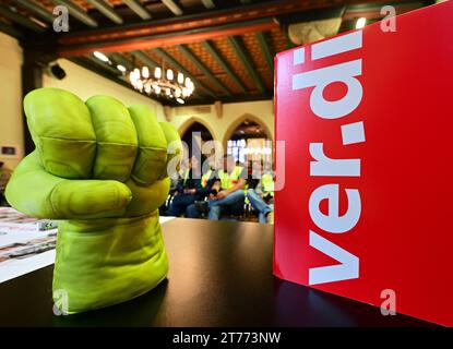 Iéna, Allemagne. 14 novembre 2023. Les employés du secteur public se réunissent dans l'hôtel de ville historique pour un événement d'information avant le rallye sur la place du marché. Le syndicat Verdi a appelé à une grève d'avertissement d'une journée dans toute l'Allemagne dans le cadre de la négociation collective dans le secteur public des États fédéraux. Entre autres, l'hôpital universitaire d'Iéna, l'université d'Iéna, l'université des sciences appliquées Ernst Abbe Iéna et le Studierendenwerk Thüringen seront en grève. Crédit : Martin Schutt/dpa/Alamy Live News Banque D'Images