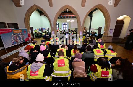 Iéna, Allemagne. 14 novembre 2023. Les employés du secteur public se réunissent dans l'hôtel de ville historique pour un événement d'information avant le rallye sur la place du marché. Le syndicat Verdi a appelé à une grève d'avertissement d'une journée dans toute l'Allemagne dans le cadre de la négociation collective dans le secteur public des États fédéraux. Entre autres, l'hôpital universitaire d'Iéna, l'université d'Iéna, l'université des sciences appliquées Ernst Abbe Iéna et le Studierendenwerk Thüringen seront en grève. Crédit : Martin Schutt/dpa/Alamy Live News Banque D'Images