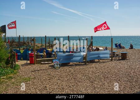 Petit café de plage à East Preston près de Littlehampton dans le West Sussex, l Angleterre. Avec des gens assis au soleil. Banque D'Images